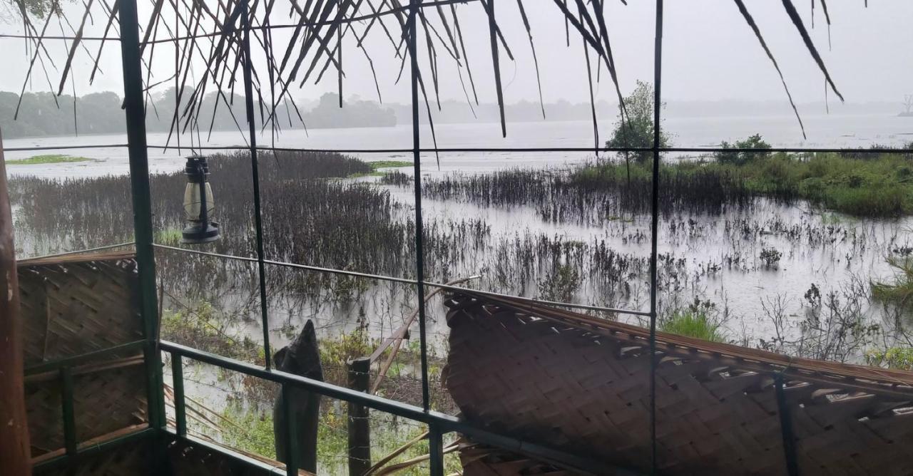 Lake Cabin Polonnaruwa Eksteriør billede